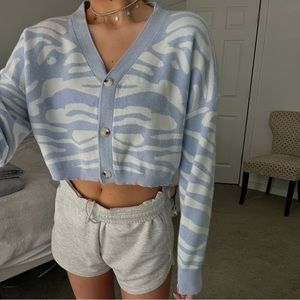 LIGHT BLUE AND WHITE BUTTON UP CROP TOP